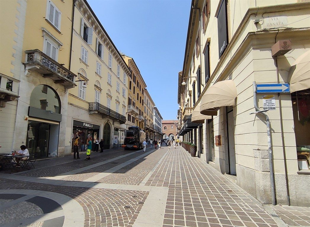 MONZA CENTRO - Isola pedonale - negozio 9 luci in locazione con ottima visibilità
