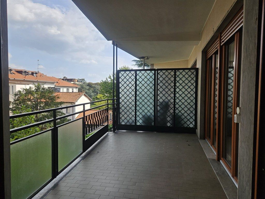 Monza parco Affittasi Appartamento signorile  5 locali non arredato