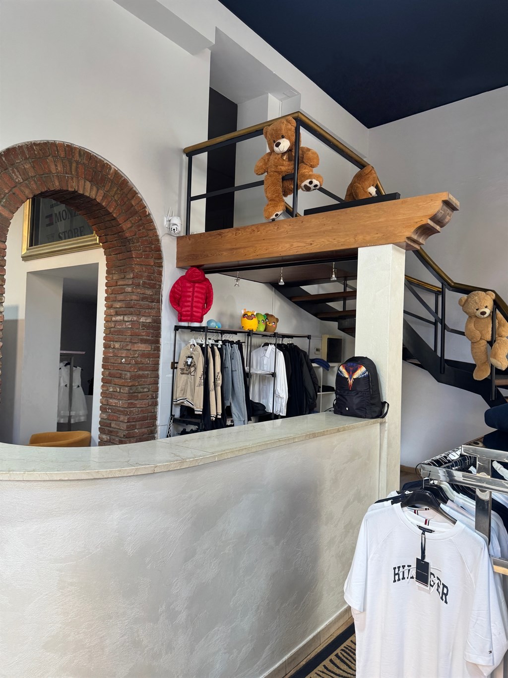 MONZA CEDESI ATTIVITA' ABBIAGLIAMENTO CON POSSIBILITA' BAR