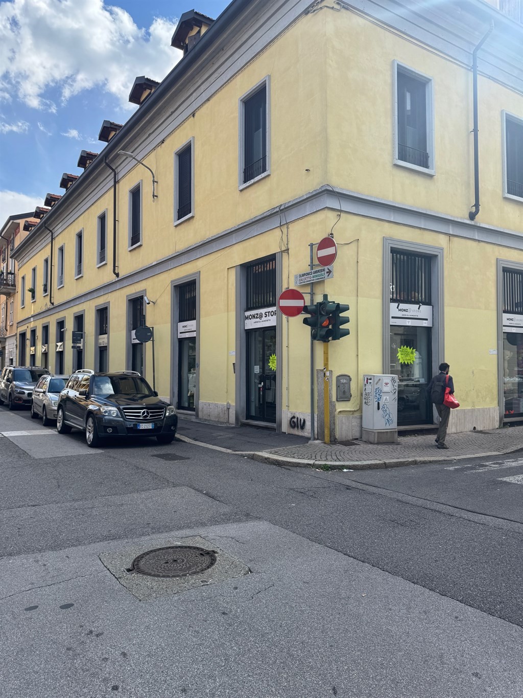 MONZA CEDESI ATTIVITA' ABBIAGLIAMENTO CON POSSIBILITA' BAR