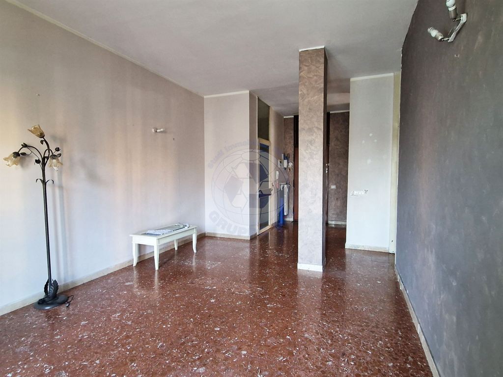 Trilocale non arredato con box – Zona Triante