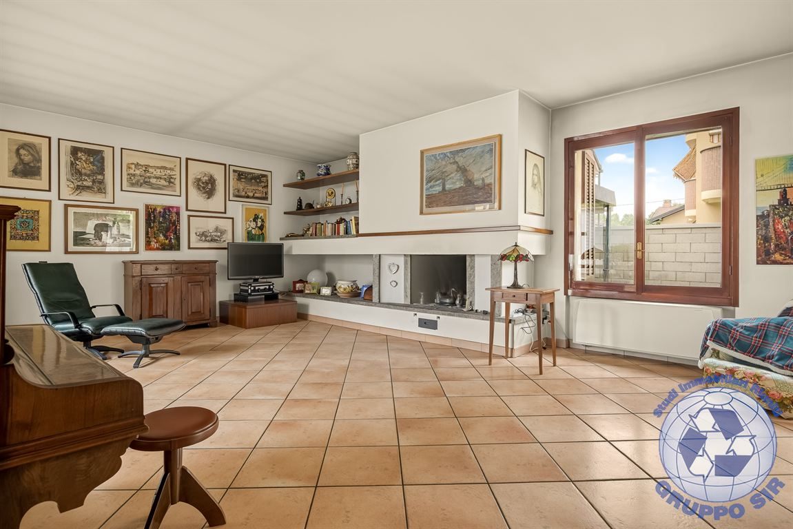 appartamento in villa pluripiano con giardino e box doppio
