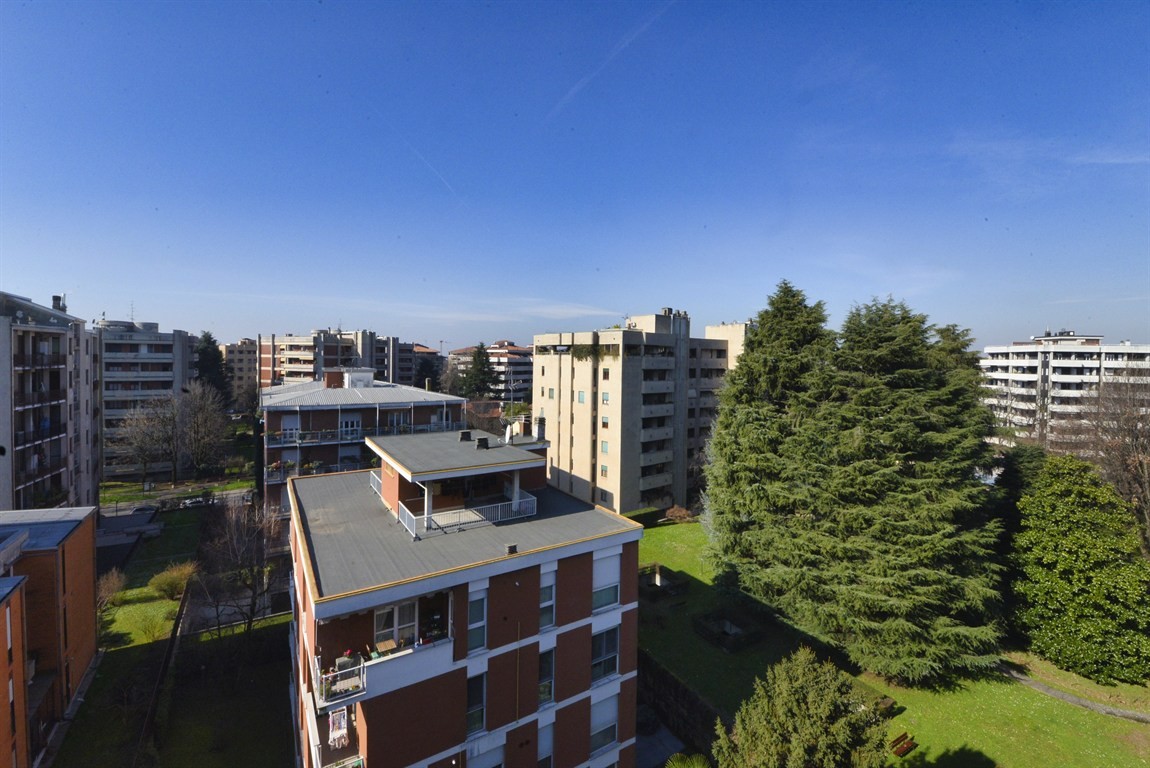MONZA Triante - esclusivo plurilocale di ampia metratura - panoramico ultimo piano con cantina e box