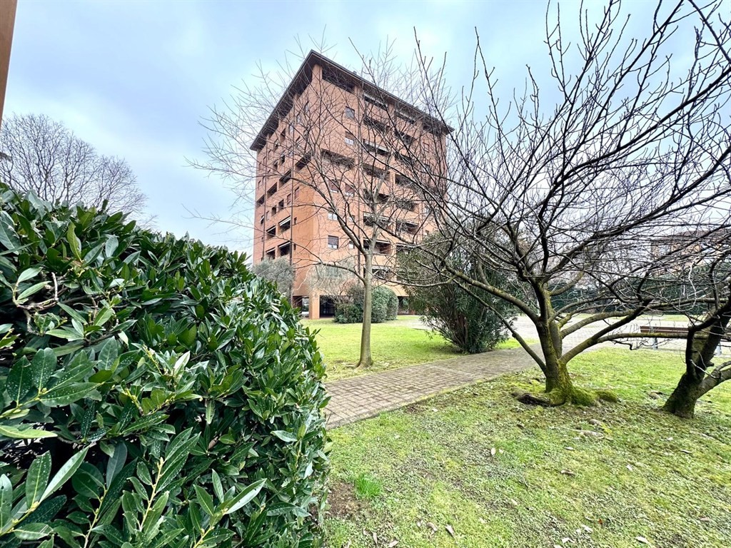 MONZA - VENDESI appartamento 4 locali con box