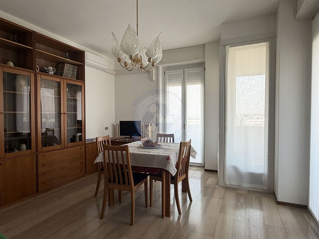 Trilocale panoramico all’8° piano con balcone – zona stazione Desio