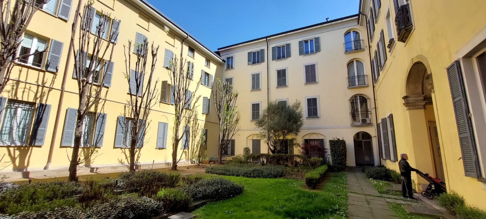 MONZA Centro, isola pedonale - elegante ed ampio trilocale arredato con box doppio