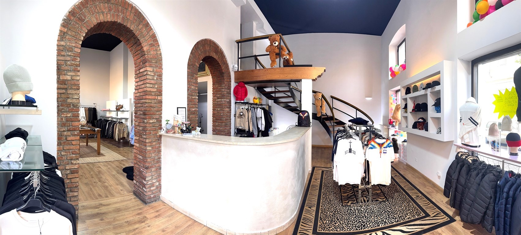 MONZA CEDESI ATTIVITA' ABBIAGLIAMENTO CON POSSIBILITA' BAR