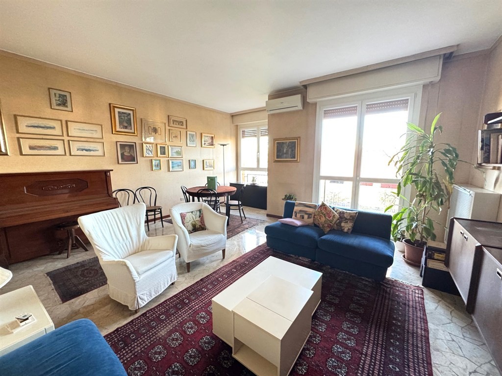 Milano Sesto san Giovanni affittiamo 4 locali 2 bagni e box