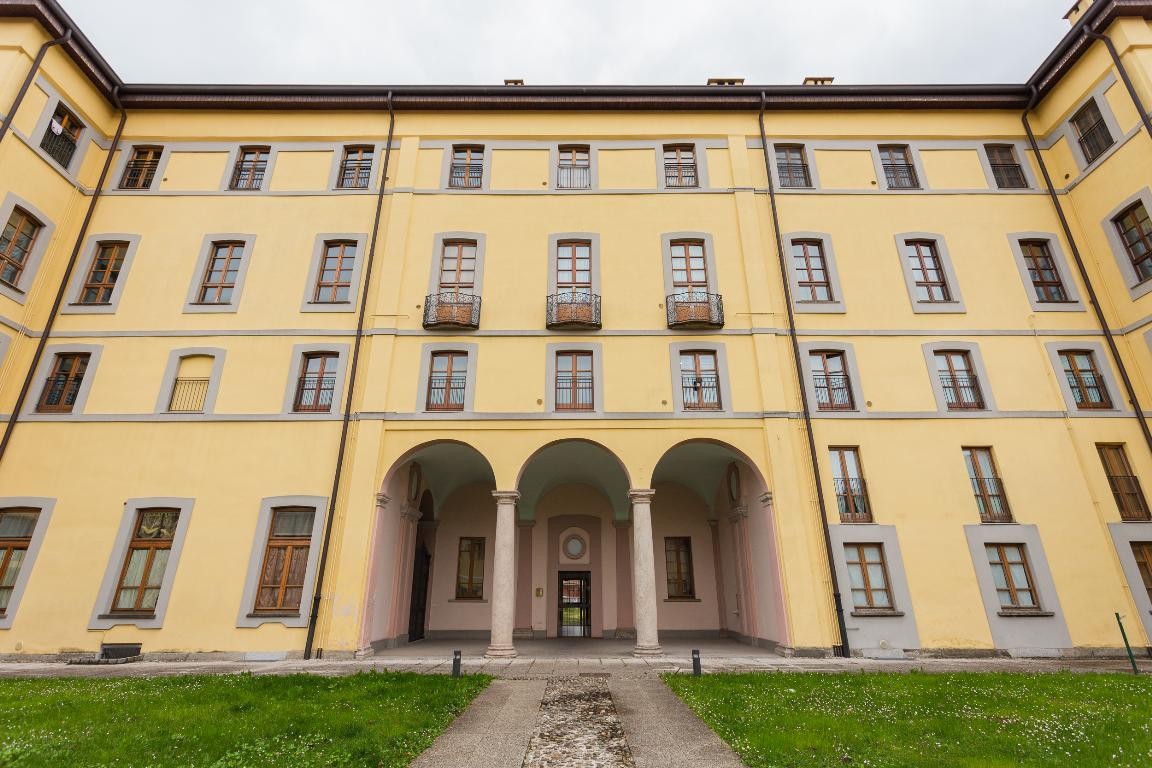 Muggiò - Mb - Trilocale su due livelli in villa nobiliare del XVIII secolo - Disponibilità immediata