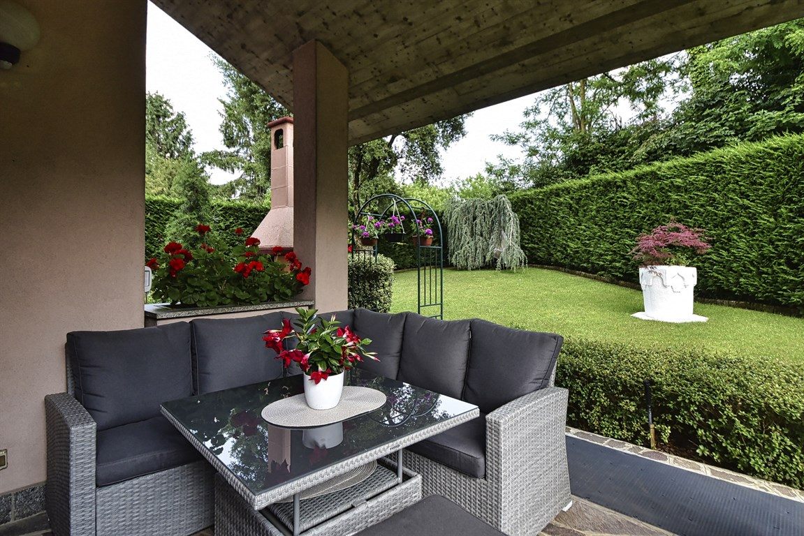 BERNAREGGIO - villa a schiera di testa con ampio giardino privato